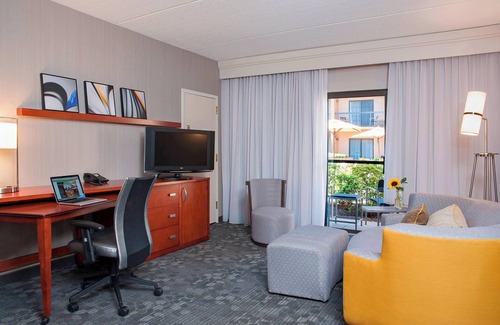 Glenview Hotel | Inviting Courtyard by Marriott Chicago Glenview/Northbrook