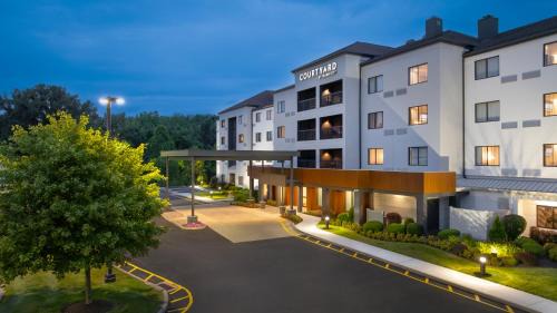 Danbury Hotel | Pet-Friendly Retreat at Courtyard by Marriott Danbury