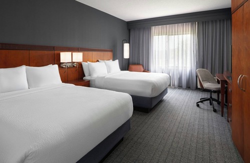 Dayton Hotel | Cozy Courtyard by Marriott Dayton: Pool & Breakfast Included