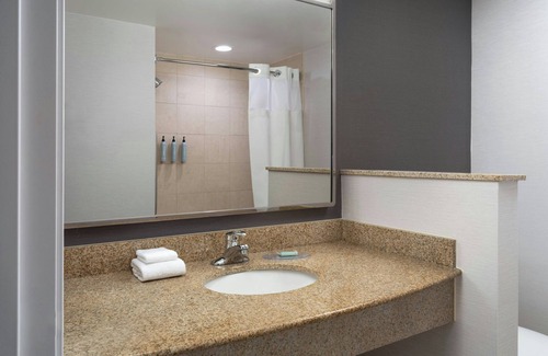 Dayton Hotel | Cozy Courtyard by Marriott Dayton: Pool & Breakfast Included