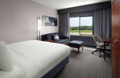 Dayton Hotel | Cozy Courtyard by Marriott Dayton: Pool & Breakfast Included