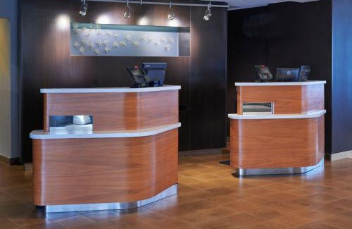Livonia Hotel | Relax at Courtyard by Marriott Detroit Livonia with Pool & More