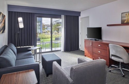 Troy Hotel | Relaxing Retreat at Courtyard by Marriott Detroit Troy