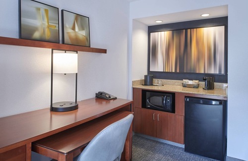 Troy Hotel | Relaxing Retreat at Courtyard by Marriott Detroit Troy