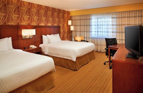 Utica Hotel | Relax at Courtyard by Marriott Detroit Utica with Pool & Spa