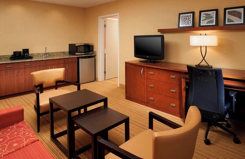 Utica Hotel | Relax at Courtyard by Marriott Detroit Utica with Pool & Spa