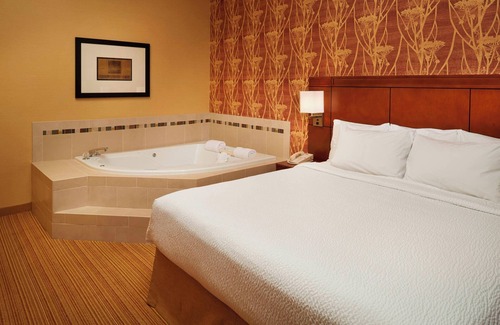 Utica Hotel | Relax at Courtyard by Marriott Detroit Utica with Pool & Spa