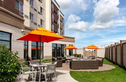 West Edmonton Hotel | Discover Courtyard by Marriott Edmonton West with Pool & Dining