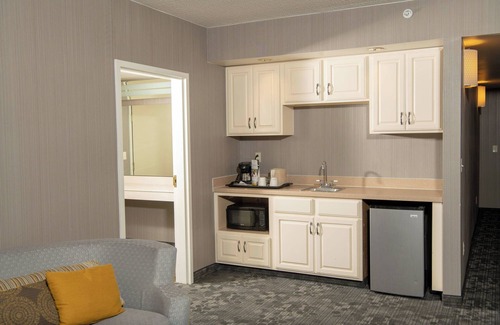 Erie Hotel | Relaxing Retreat: Courtyard by Marriott Erie with Pool & Spa