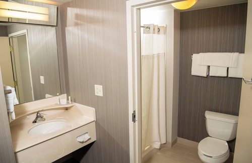 Erie Hotel | Relaxing Retreat: Courtyard by Marriott Erie with Pool & Spa