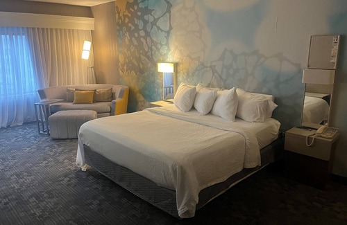 Erie Hotel | Relaxing Retreat: Courtyard by Marriott Erie with Pool & Spa
