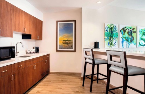 Marathon Hotel | Experience Oceanfront Bliss at Courtyard by Marriott Faro Blanco
