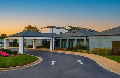 Fairfax Hotel | Modern Courtyard by Marriott Fairfax Fair Oaks with Dining