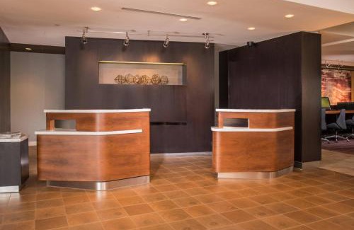 Fairfax Hotel | Modern Courtyard by Marriott Fairfax Fair Oaks with Dining
