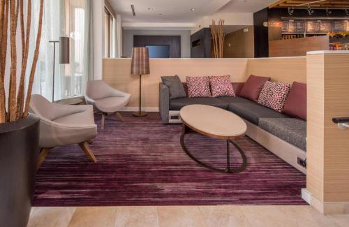 Fairfax Hotel | Modern Courtyard by Marriott Fairfax Fair Oaks with Dining