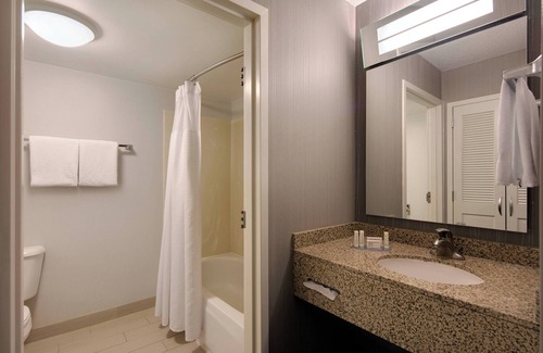 East Paris Hotel | Comfortable Stay at Courtyard by Marriott Grand Rapids Airport