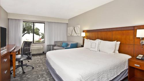Gulfport Hotel | Relax at Courtyard by Marriott Gulfport Beachfront