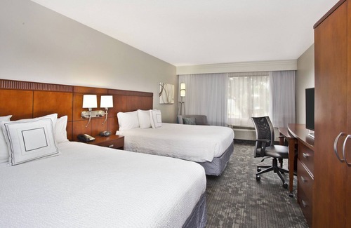 Gulfport Hotel | Inviting Courtyard by Marriott Gulfport Beachfront Escape