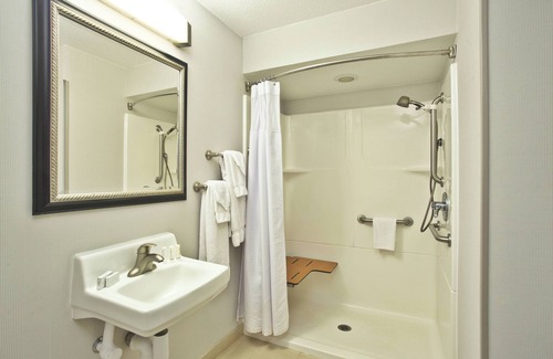 Gulfport Hotel | Inviting Courtyard by Marriott Gulfport Beachfront Escape
