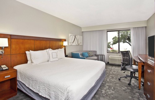 Gulfport Hotel | Inviting Courtyard by Marriott Gulfport Beachfront Escape