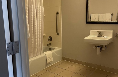 Gulfport Hotel | Inviting Courtyard by Marriott Gulfport Beachfront Escape