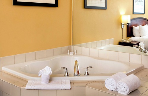 Manchester Hotel | Relax at Courtyard by Marriott Hartford Manchester with Pool