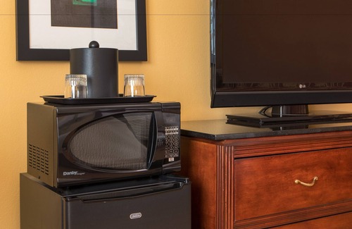 Manchester Hotel | Relax at Courtyard by Marriott Hartford Manchester with Pool