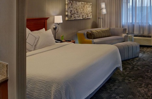 Cromwell Hotel | Inviting Courtyard by Marriott Hartford Cromwell with Pool