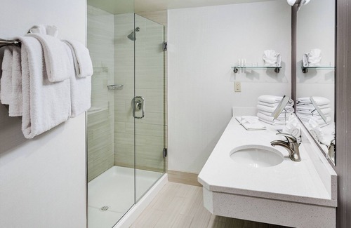 Cromwell Hotel | Inviting Courtyard by Marriott Hartford Cromwell with Pool