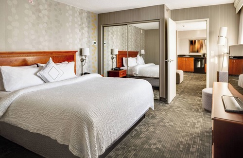 Cromwell Hotel | Inviting Courtyard by Marriott Hartford Cromwell with Pool