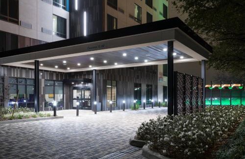 Houston Heights Hotel | Inviting Courtyard by Marriott Houston Heights with Pool