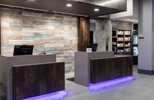 Houston Heights Hotel | Inviting Courtyard by Marriott Houston Heights with Pool
