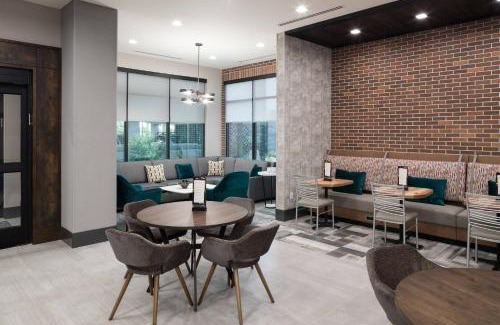 Houston Heights Hotel | Inviting Courtyard by Marriott Houston Heights with Pool