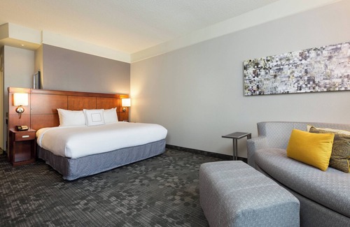 Uptown Hotel | Inviting Courtyard by Marriott Houston near Galleria