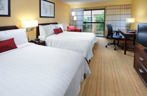 Southeast Houston Hotel | Convenient Courtyard by Marriott Houston Hobby Airport Stay