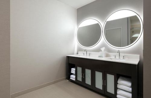 Clear Lake Shores Hotel | Stylish Stay at Courtyard by Marriott Houston Kemah
