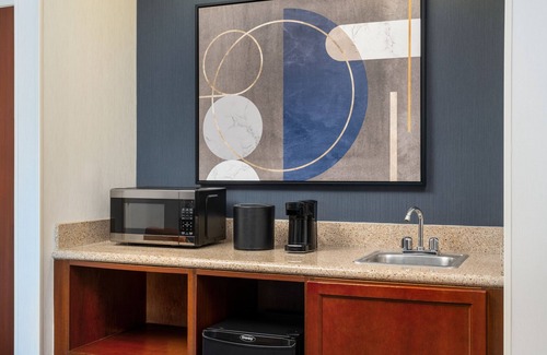 Kingston Hotel | Eco-Friendly Getaway at Courtyard by Marriott Kingston