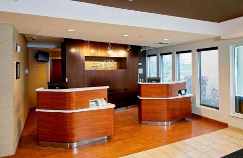 Lansing Hotel | Comfortable Stay at Courtyard by Marriott Lansing with Pool