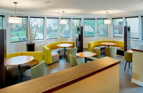 Lansing Hotel | Comfortable Stay at Courtyard by Marriott Lansing with Pool