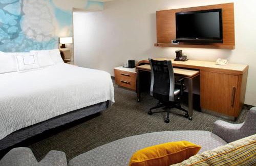 Lansing Hotel | Comfortable Stay at Courtyard by Marriott Lansing with Pool