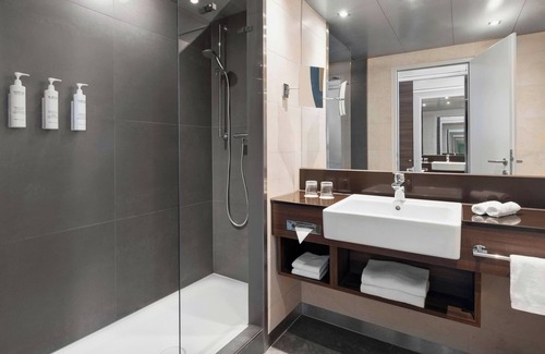 Innenstadt Hotel | Comfortable Stay at Courtyard by Marriott Linz with Spa