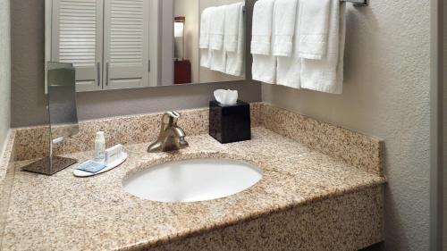 Macon Hotel | Relax at Courtyard by Marriott Macon with Pool & Dining