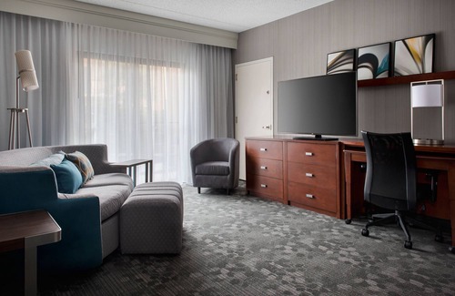 Mahwah Hotel | Inviting Stay at Courtyard by Marriott Mahwah with Spa & Breakfast