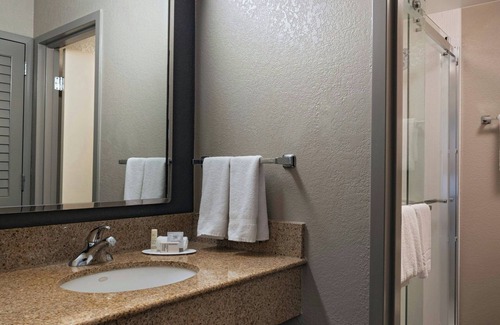 Medical Center District Hotel | Modern Retreat at Courtyard by Marriott Medical Center