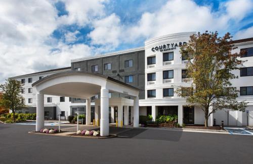 Middletown Hotel | Cozy Courtyard by Marriott Middletown Goshen with Pool