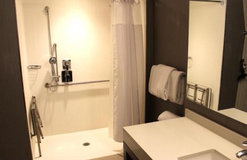 Muncie Hotel | Discover Courtyard by Marriott Muncie with Pool & Dining