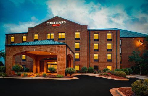 New Bern Hotel | Relax at Courtyard by Marriott New Bern with Pool & Dining