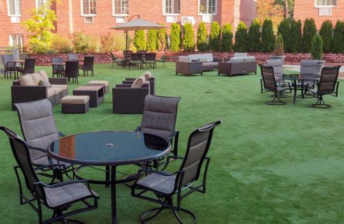Auburndale Hotel | Explore Comfort at Courtyard by Marriott New York Queens
