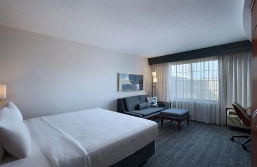 Aksarben - Elmwood Park Hotel | Discover Courtyard by Marriott Omaha with Family-Friendly Amenities