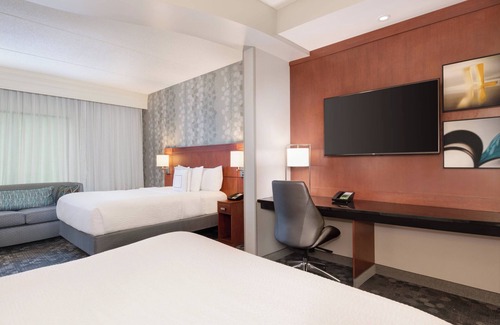 Strabane Hotel | Inviting Courtyard by Marriott Pittsburgh: Family-Friendly Stay